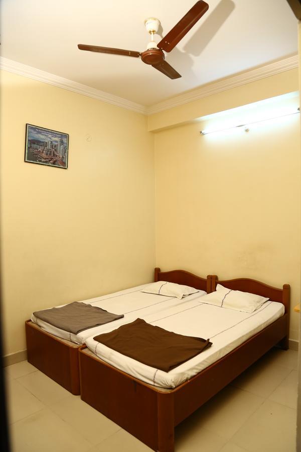 Sri Sai Krishna Deluxe Lodge Hyderabad Exterior photo